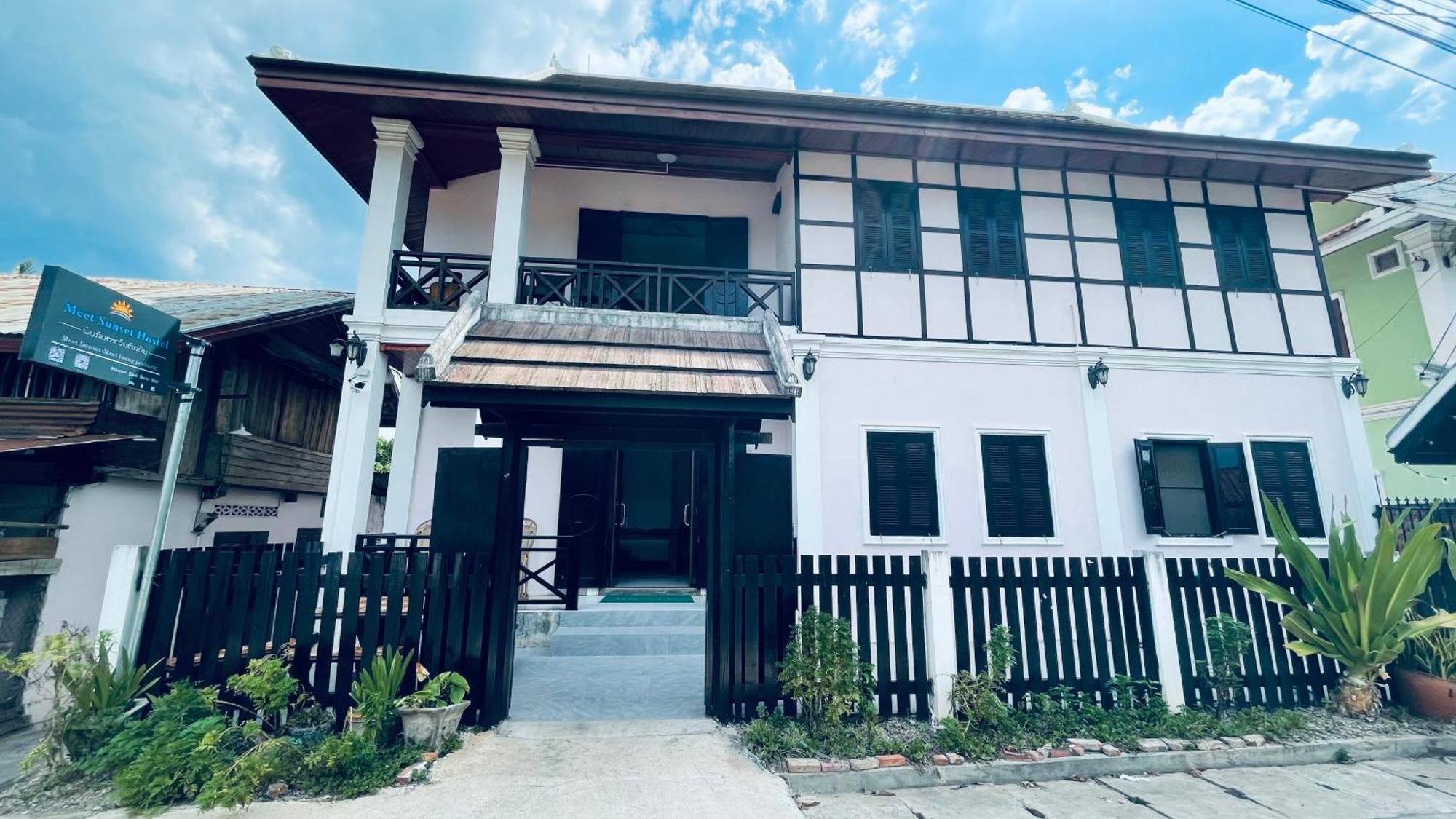 Meet Sunset Hostel Luangprabang Luaran gambar